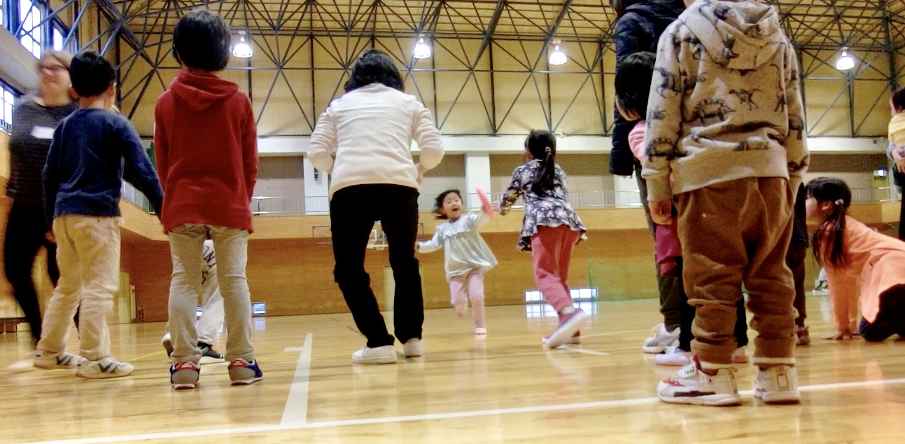 子どもも大人も、動いた、笑った、楽しんだ！「英語で運動遊び」レッスン